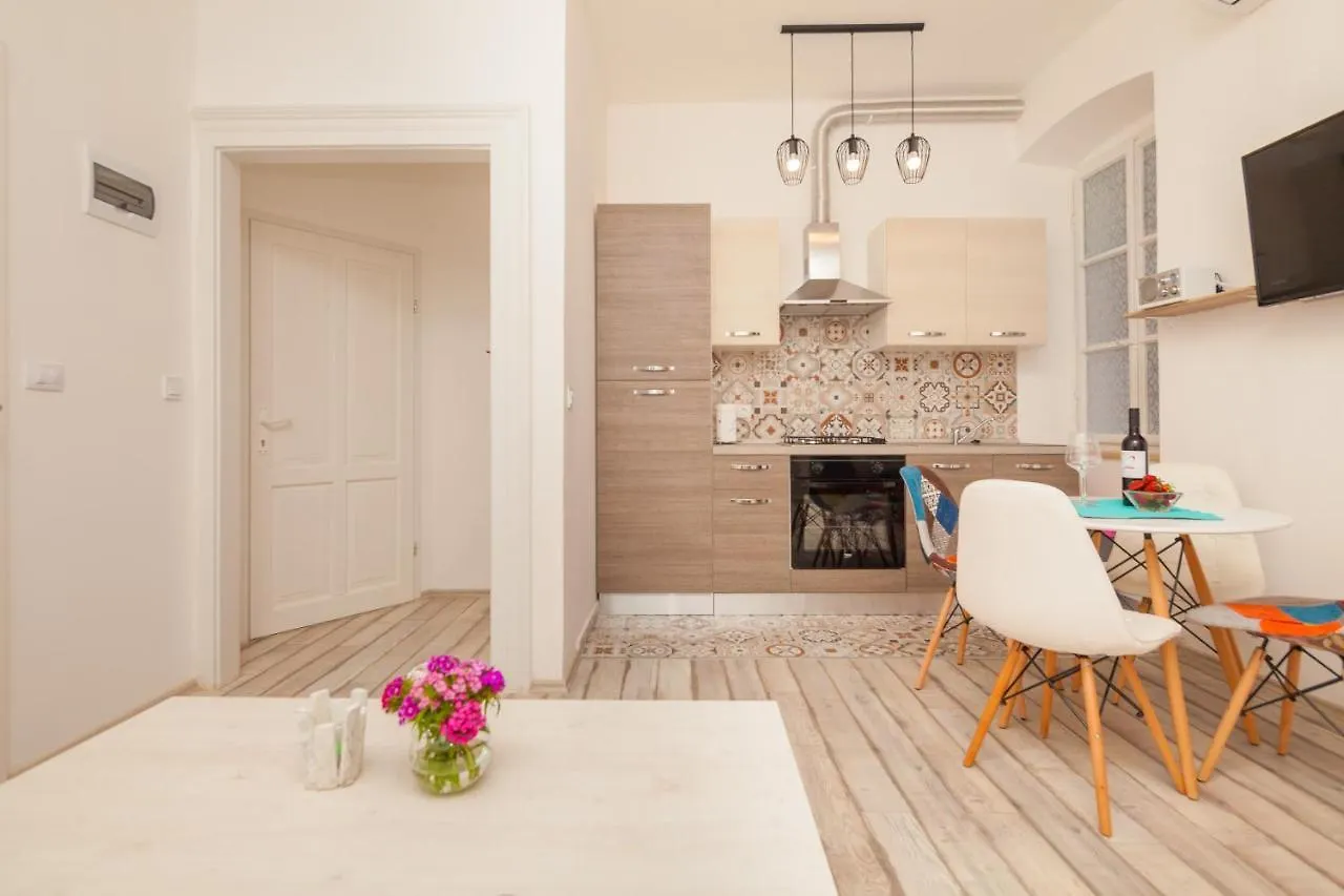 Main Square Apartment Pula 0*,